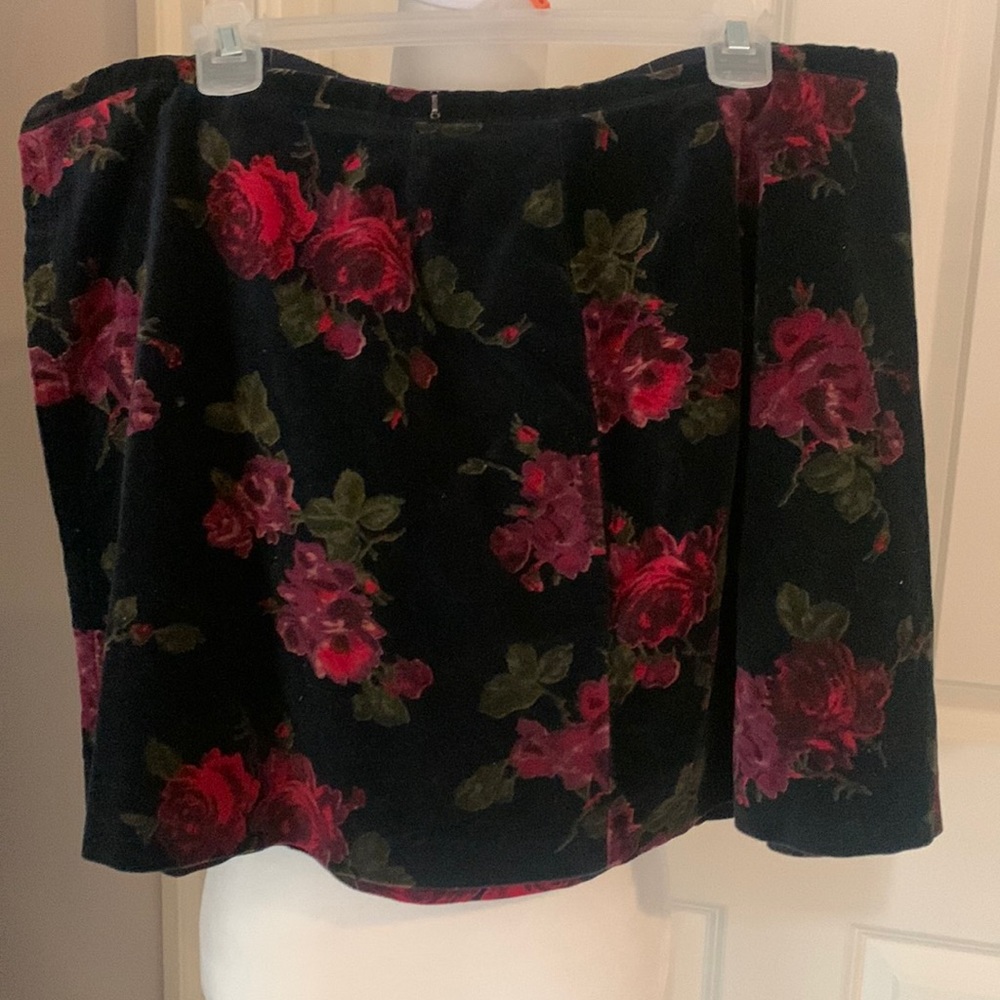Rose Graphic Velvet Wrap Mini